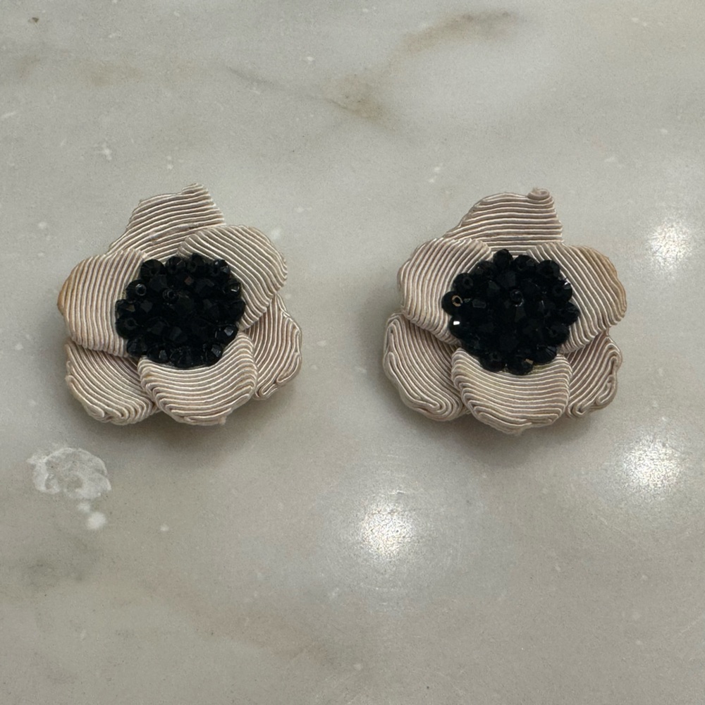 Rebecca De Ravenel flower raffia pierced earrings